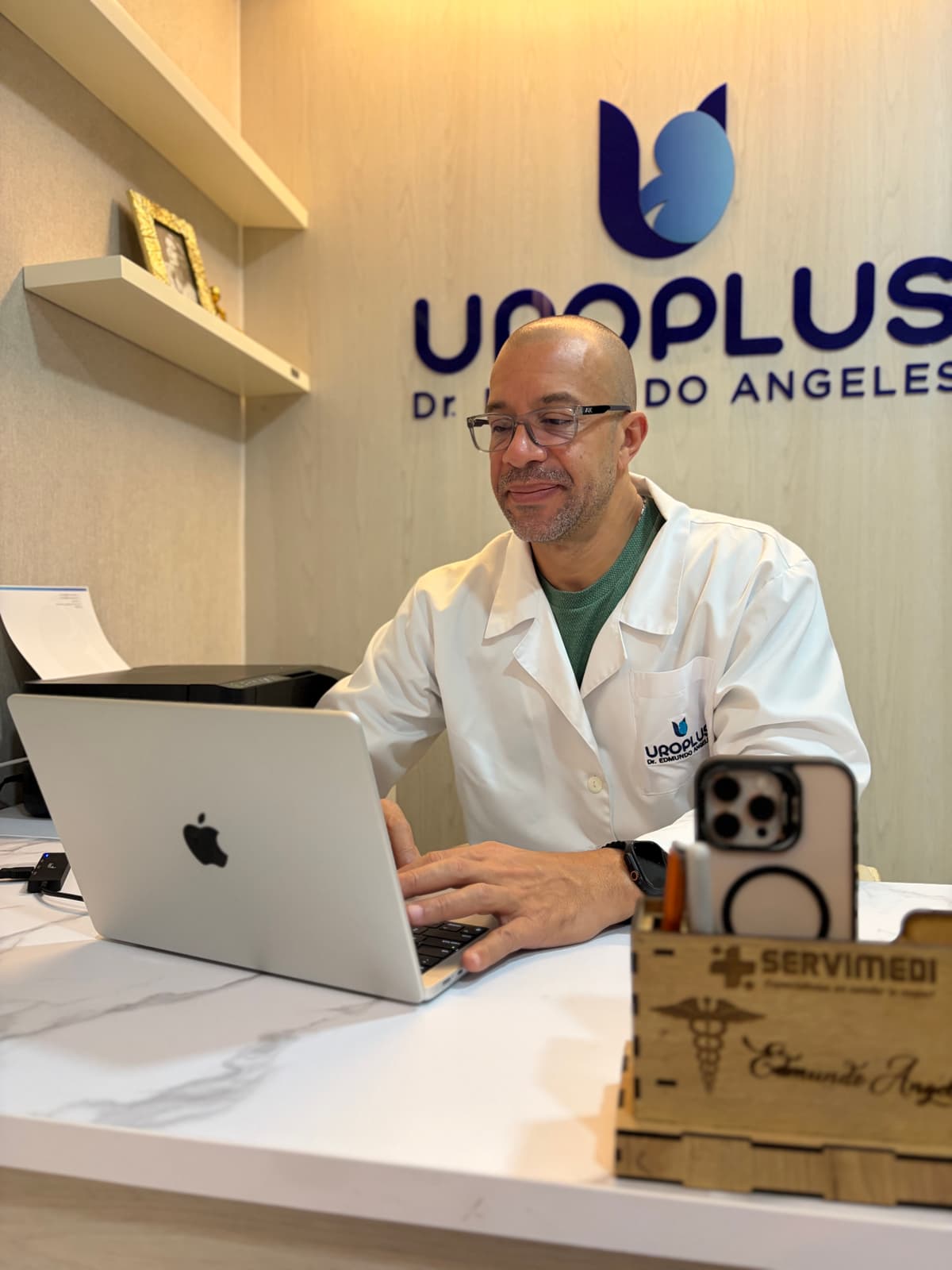 Dr. Edmundo Angeles en su consultorio